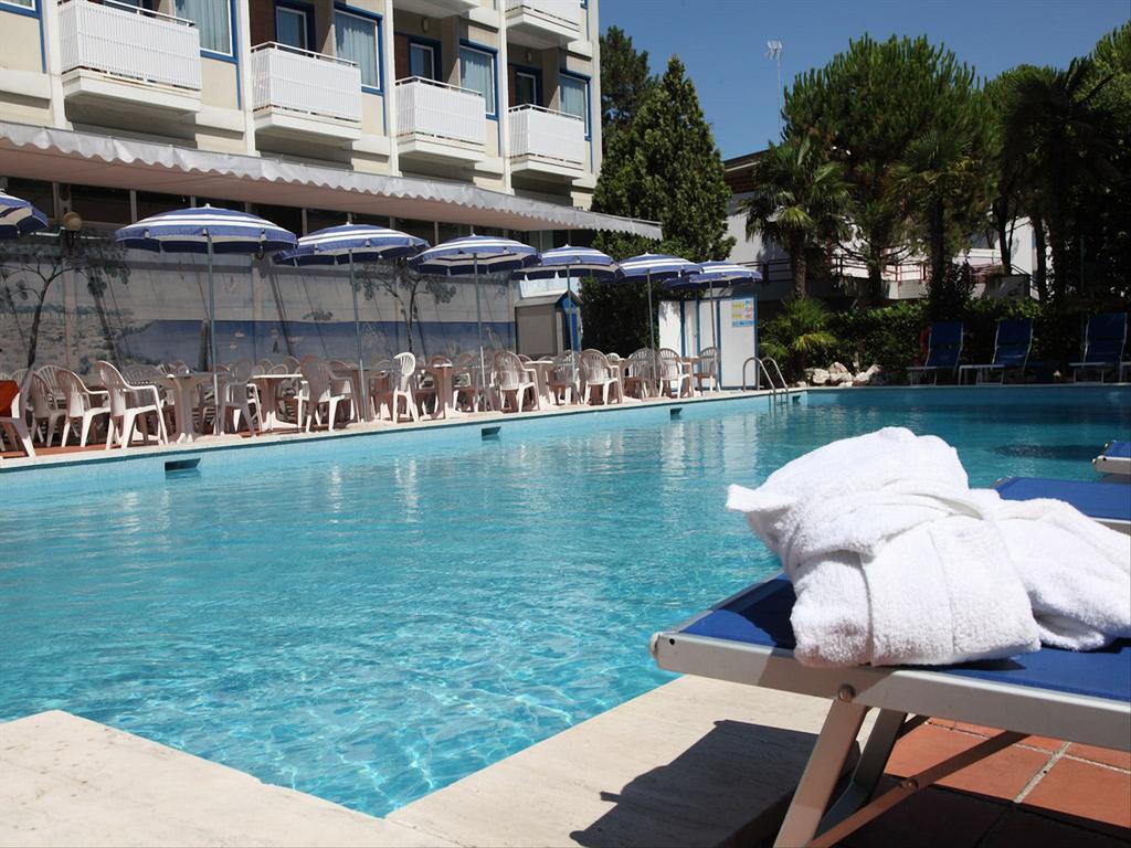 Hotel Medusa Splendid Lignano Sabbiadoro Bagian luar foto